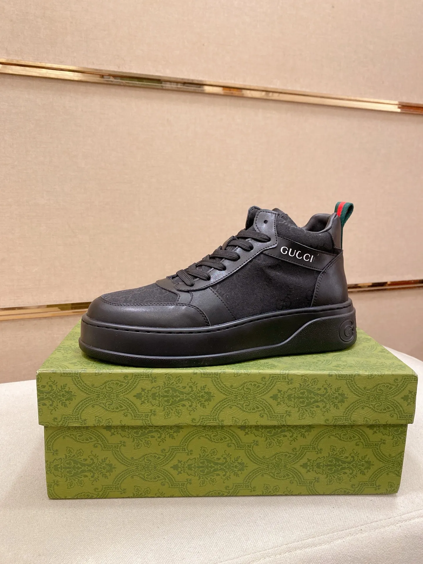 Factory price: 442💰 (GUCCI) The latest model from the official website🎁🎁Casual and fashionable men's shoes👟, hot style💥The style is simple and elegant, exclusive for trendy men. Unique official website's latest brand elements👑original Gucci decoration, fashionable and generous, the fabric is original cowhide ✅sheepskin lining, the official website specifies wear-resistant casual outsole, the classic model is taken in kind at the counter🎬38-44 (can be customized for 45 non-refundable)